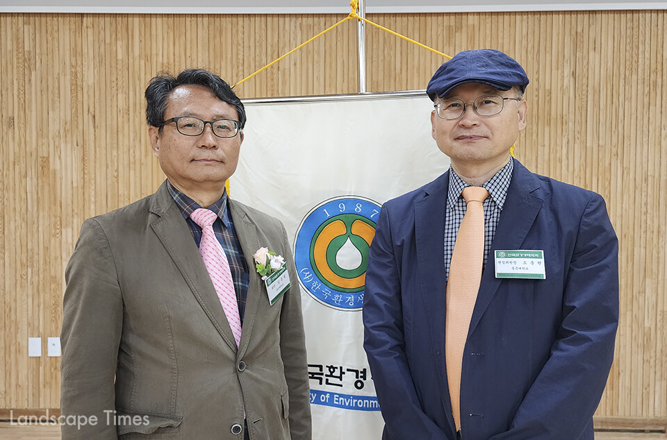 (왼쪽부터) 김동필 제17대 학회장과 오충현 제18대 신임 학회장    ⓒ한국환경생태학회