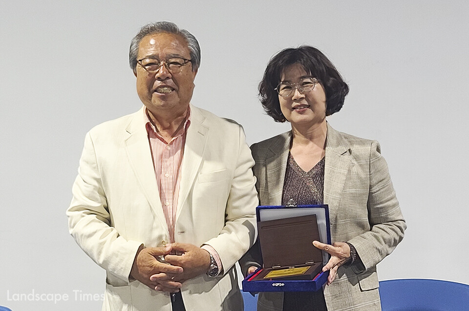 (왼쪽부터) 홍광표 학회장, 박미옥 교수