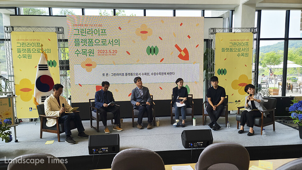 (왼쪽부터) 김부식 대표, 최재군 과장, 전정일 교수, 이유미 원장, 김강호 작가, 이근향 이사