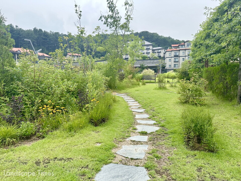 에덴파라다이스 정원의  '좁은 길'은 자연스럽게 사색을 이끈다.