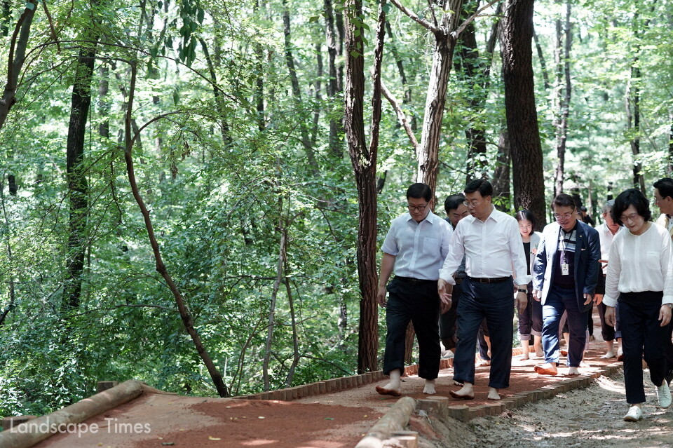 신상진 성남시장과 도·시의원, 지역 주민이 대원공원 황톳길을 걷고있다Ⓒ성남시