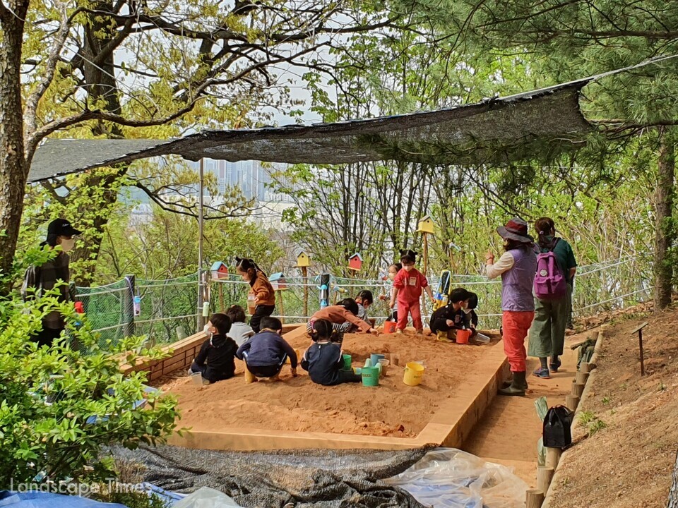 성남시식물원에서 진행 중인 ‘흙산 놀이터’ 프로그램ⓒ성남시