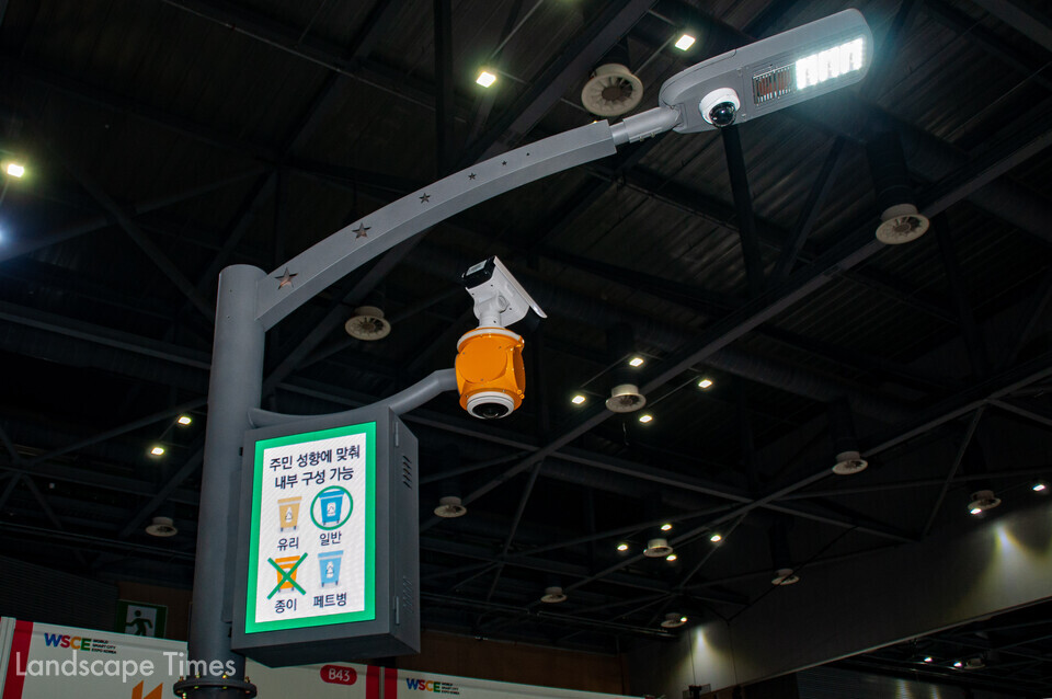 다양한 보안 장치와 함께 통행량에 따라 밝기를 조절하는 (주)비전정보통신의 스마트 보안등
