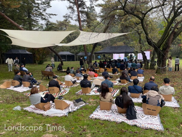 열린 포럼으로 공연과, 전시에 참여하기 위해 시민들이 공원에 앉아있다.  Ⓒ경기도