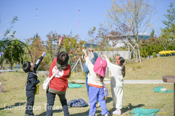 어린이들이 서울식물원 내 거인의 정원에서 ‘거인의 정원 놀이캠프’을 즐기며 뛰어놀고 있다  ⓒ서울그린트러스트
