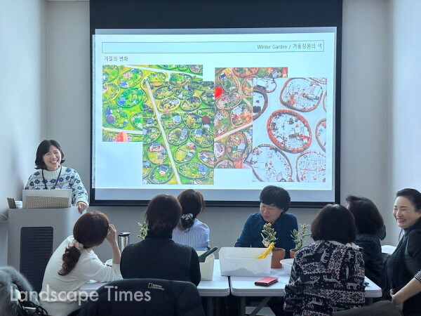 김현주 정원사가 계절에 따라 변하는 정원의 모습을 설명하고 있다. 