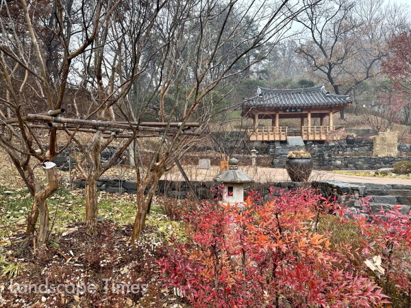 정조효원에서 한국의 전통정원을 감상할 수 있다.