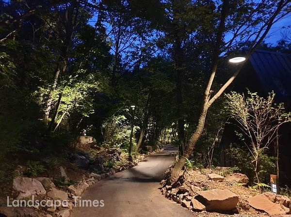 조명을 통해 보행시 안전을 확보한 밤에도 걷고 싶은 숲길이다. (가평 더스테이 호텔 포레스트 ) ⓒ크림