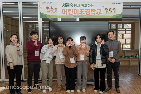 (좌측부터)서울시 공원여가과 신윤희 주무관, 환경조경나눔연구원 왕진영 사무국장, 보조교사로 도움을 준 조경 전공 학생들