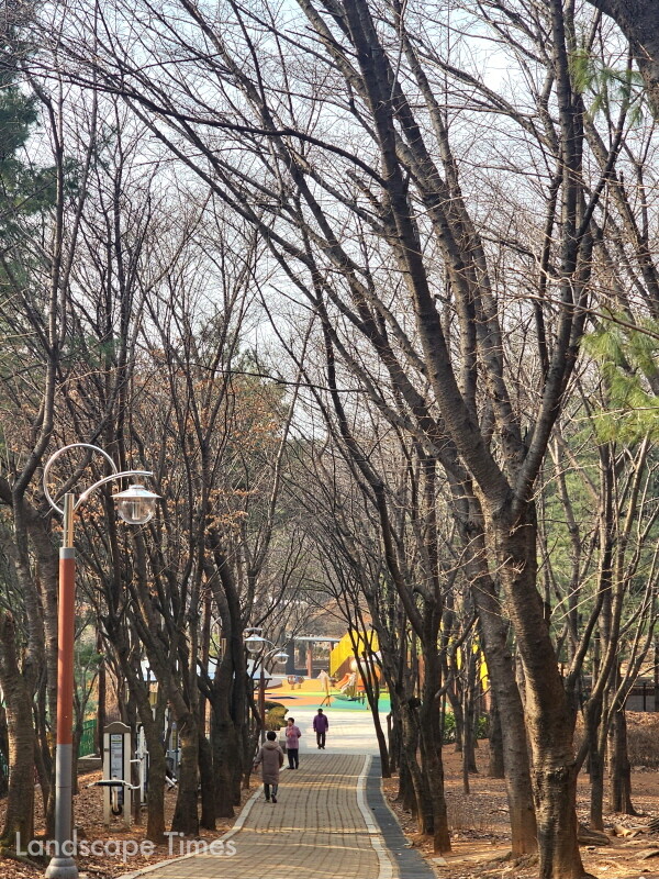 어린이놀이터가 정비된 고리울가로공원에서 시민들이 산책을 즐기고 있다 ⓒ부천시