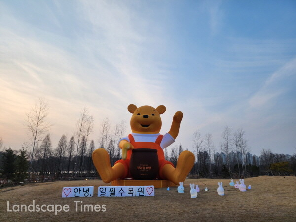 일월수목원에 설치된 곰돌이 푸 애드벌룬 ⓒ수원시