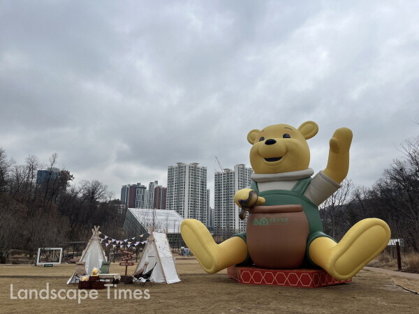 영흥수목원에 설치된 곰돌이 푸 애드벌룬 ⓒ수원시