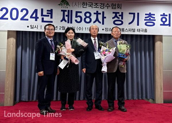 박소현 국장(왼쪽에서 두번째),  류주열 상근부회장(왼쪽에서 네번째)