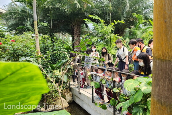 부천호수식물원 수피아를 단체방문한 아이들이 열대식물과 물고기를 관찰하고 있다 ⓒ부천시