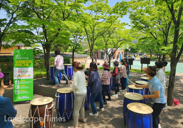 상동호수공원 사계절 체험 프로그램 중 ‘리듬북난타’에 참여한 시민들의 모습 ⓒ부천시